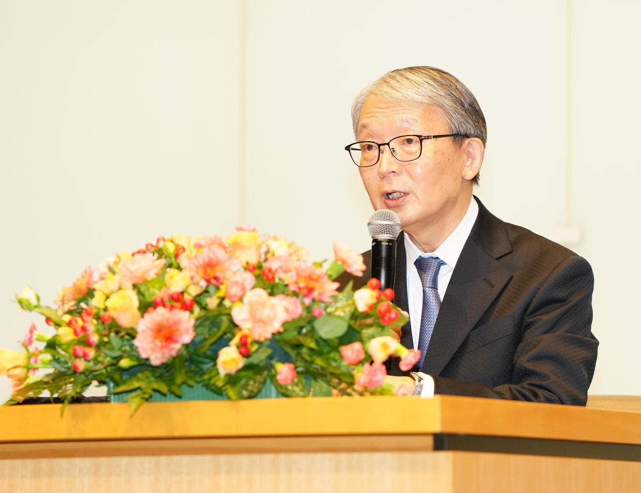 会見に臨む巨人山口オーナー（撮影・江口和貴）
