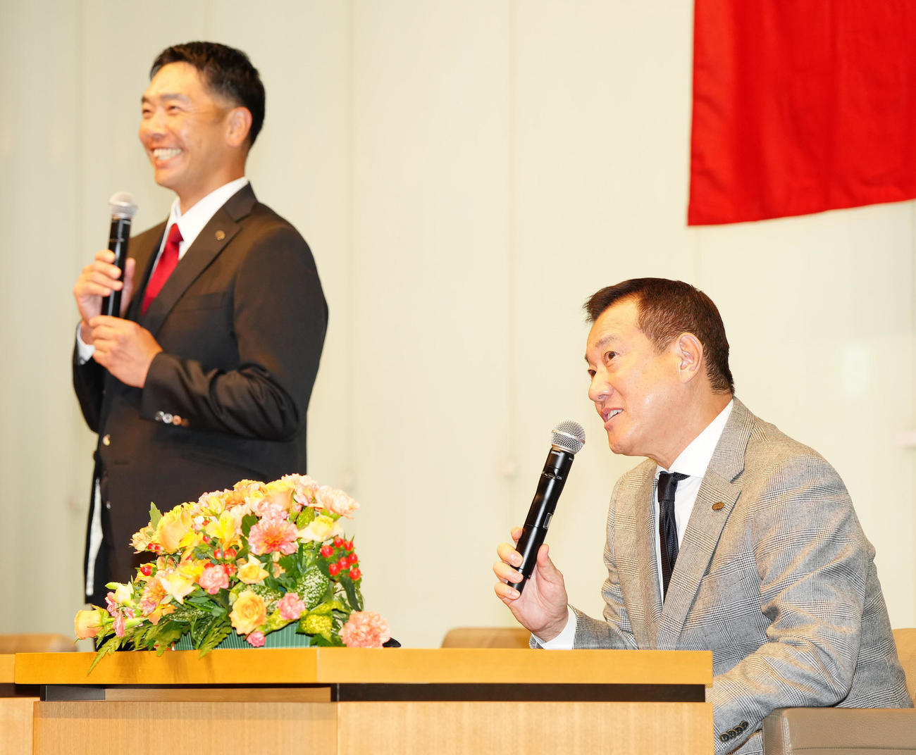監督交代会見に臨む巨人原監督。左は阿部新監督（撮影・江口和貴）