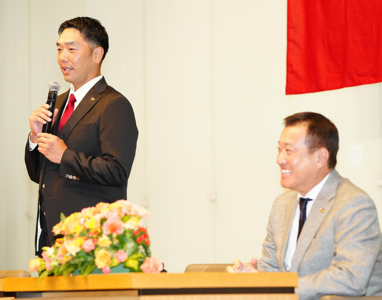 監督交代会見に臨む巨人阿部新監督（左）。右は原監督（撮影・江口和貴）