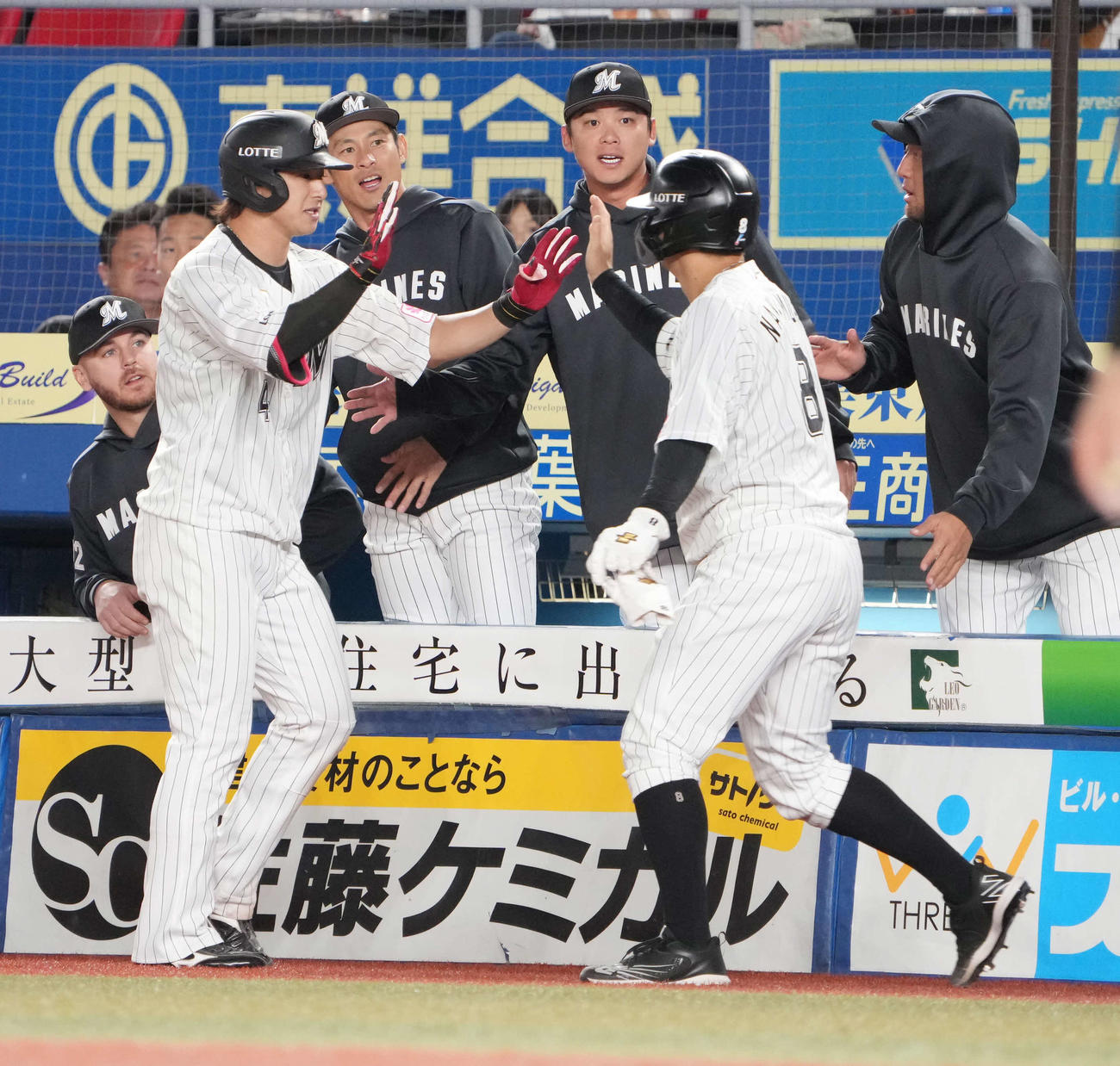 ロッテ対オリックス　4回裏ロッテ1死二、三塁、藤岡（左）は左犠飛を放ち生還した中村奨とハイタッチ（撮影・小沢裕）