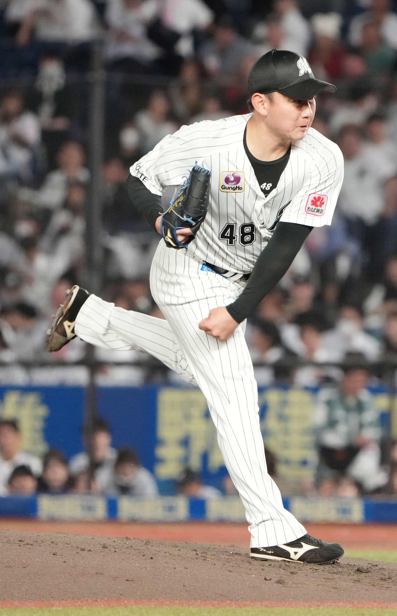 ロッテ対オリックス　ロッテ3番手で登板した中村稔（撮影・小沢裕）