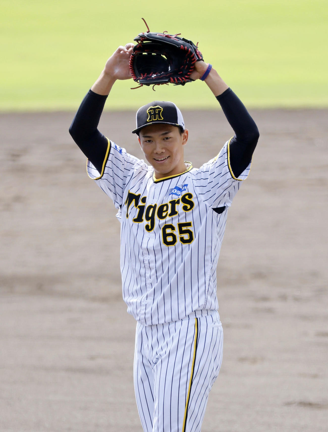 シート打撃の登板を終え、笑顔を見せる阪神湯浅（撮影・藤尾明華）