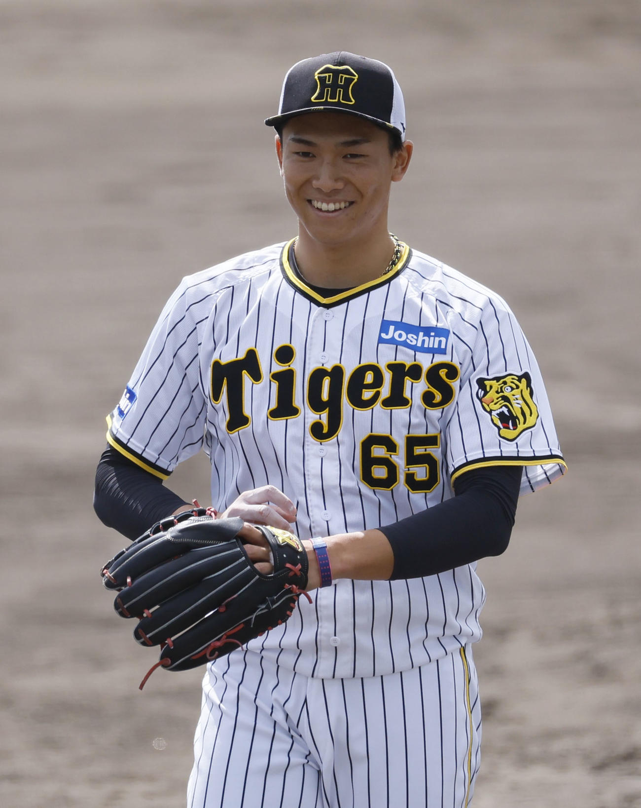 シート打撃の登板を終え、笑顔を見せる阪神湯浅（撮影・藤尾明華）