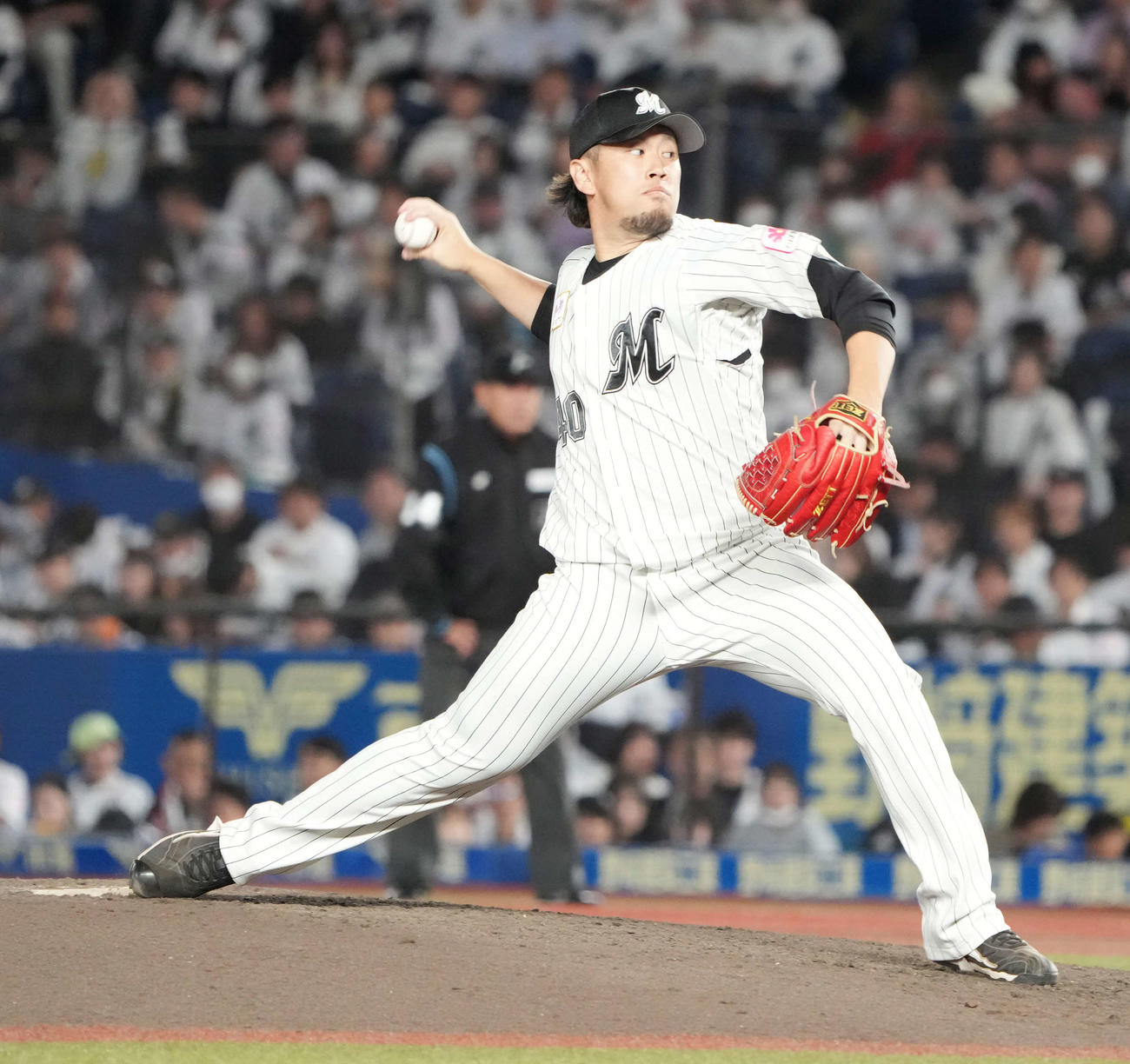 ロッテ対オリックス　ロッテ6番手で登板した西村（撮影・小沢裕）