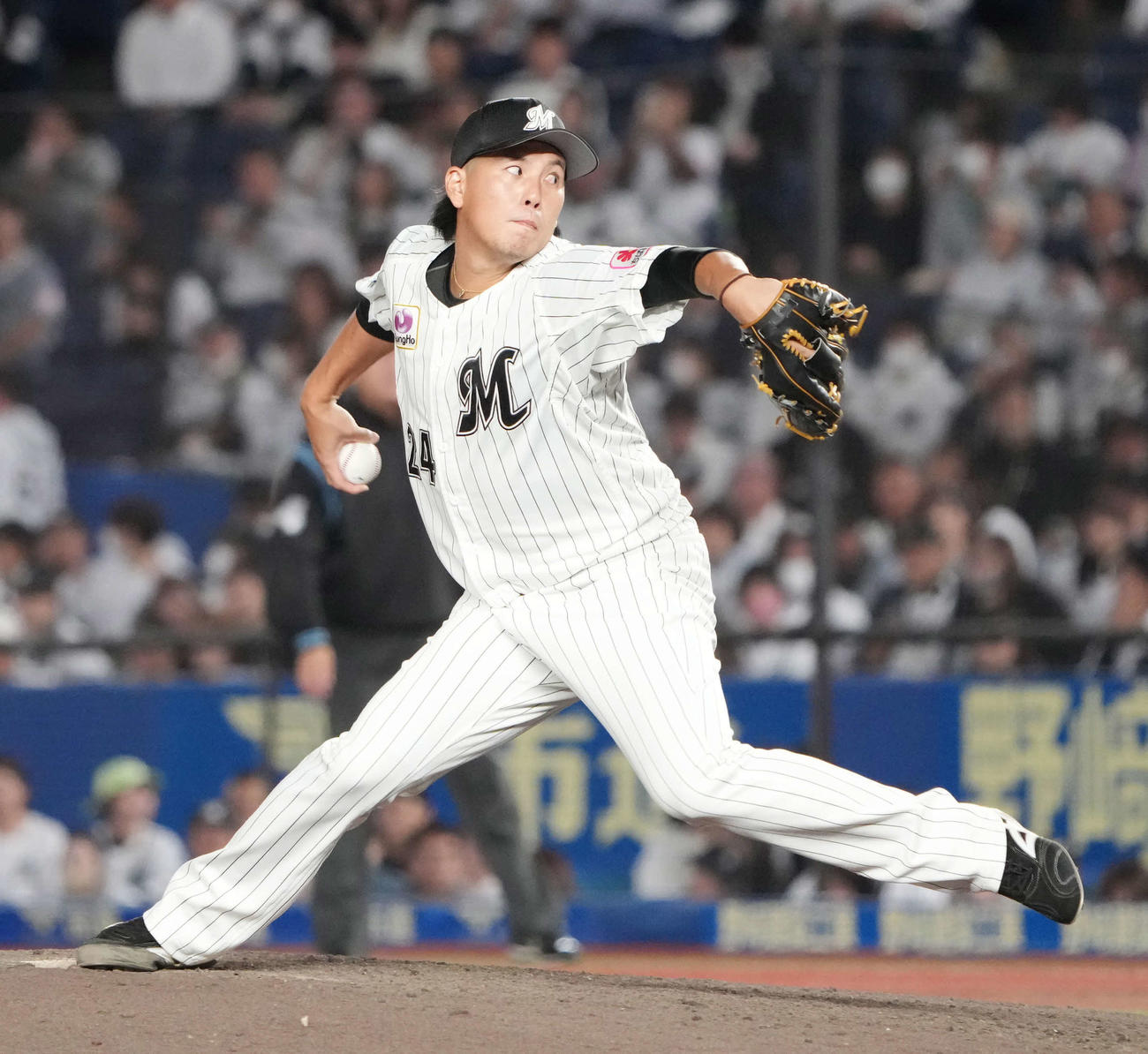 ロッテ対オリックス　ロッテ7番手で登板した東妻（撮影・小沢裕）