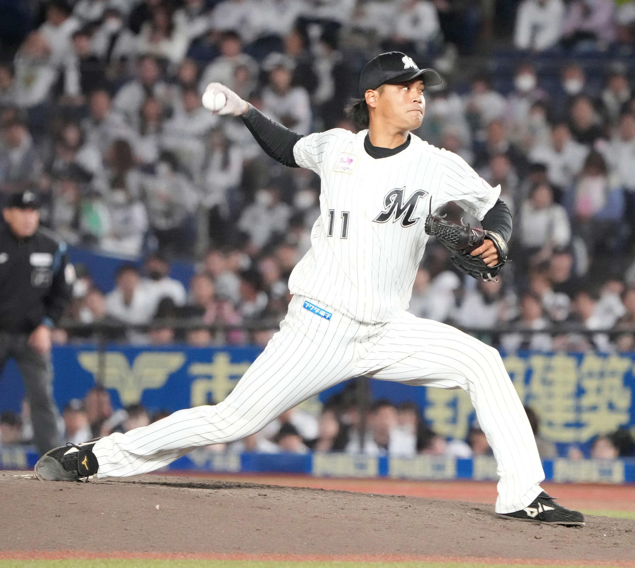 ロッテ対オリックス　ロッテ8番手で登板した佐々木千（撮影・小沢裕）