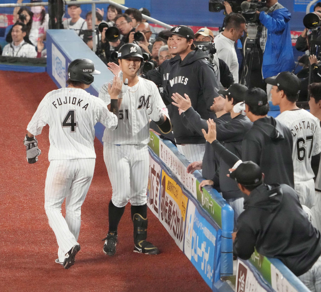 ロッテ対オリックス　1回裏ロッテ2死一、二塁、山口（左から2人目）は先制の右前適時打を放ちベンチのナインの祝福を受ける（撮影・小沢裕）