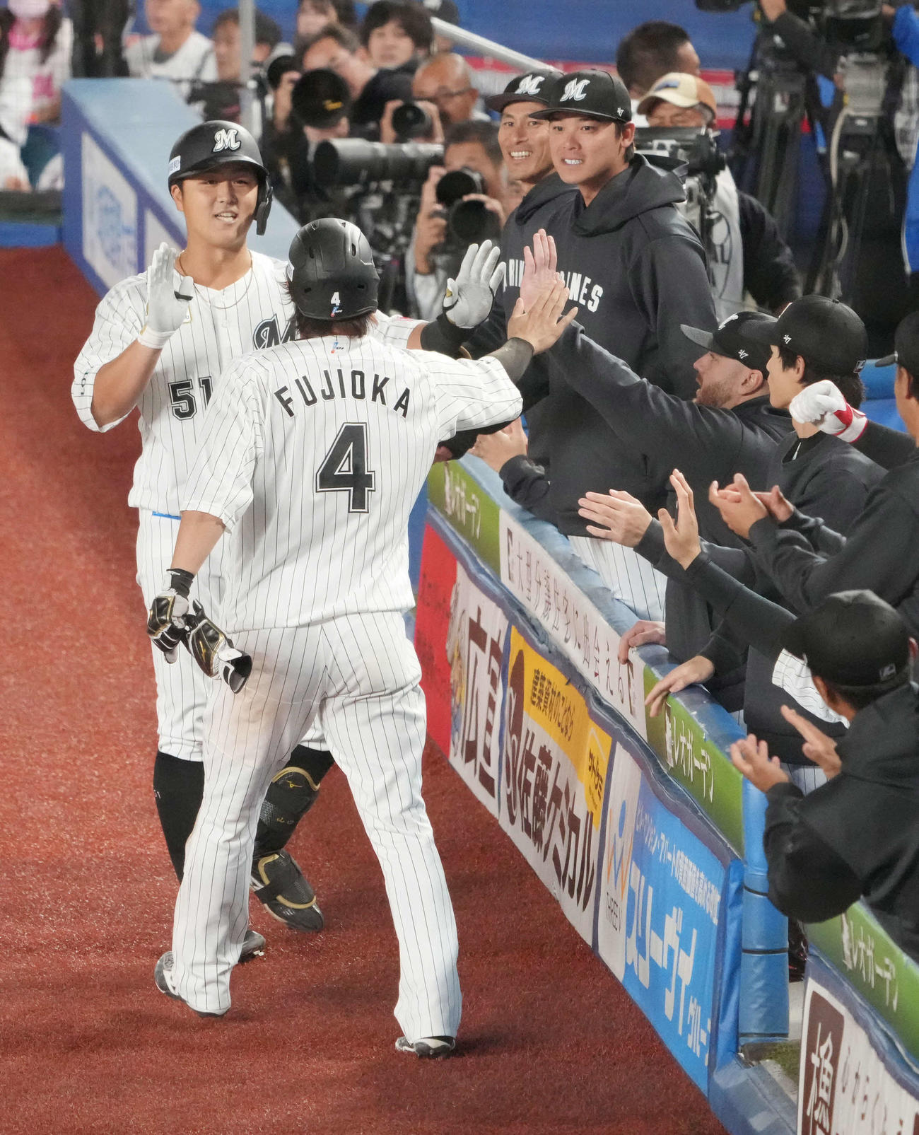 ロッテ対オリックス　1回裏ロッテ2死一、二塁、山口（左から2人目）は先制の右前適時打を放ちベンチのナインの祝福を受ける（撮影・小沢裕）