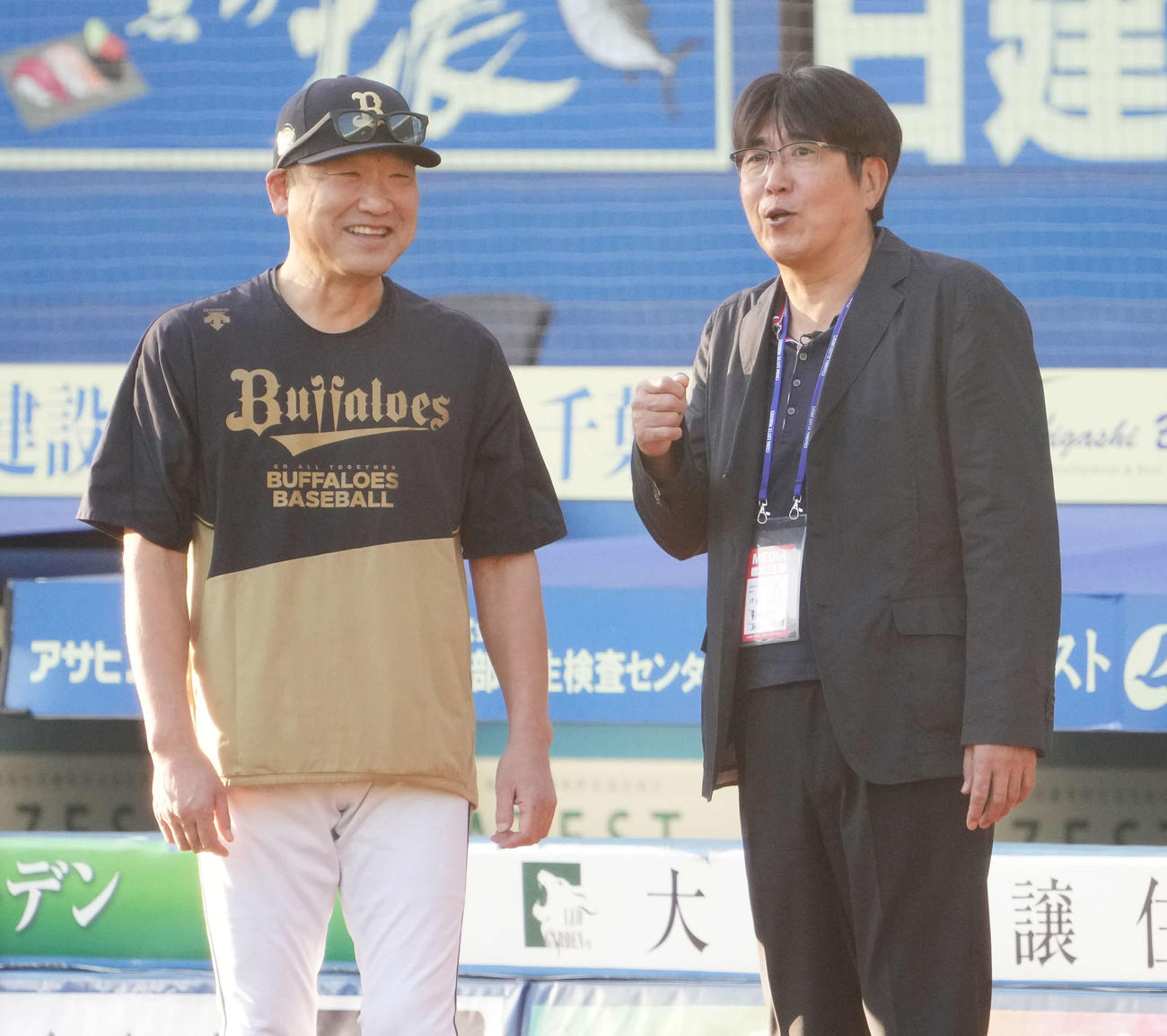 ロッテ対オリックス　試合前の練習中に談笑するオリックス中嶋監督（左）と石橋貴明（撮影・小沢裕）