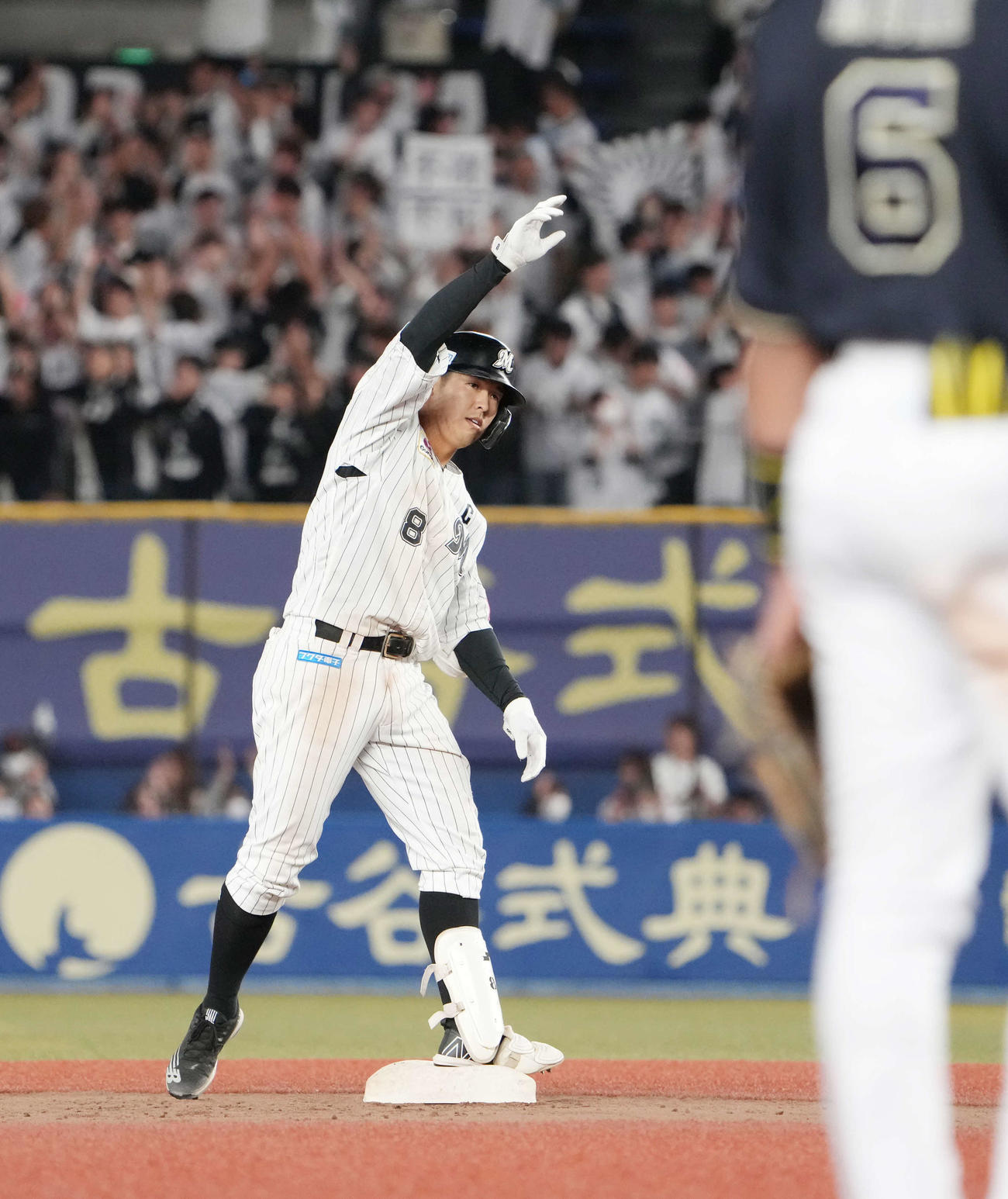 ロッテ対オリックス　7回裏ロッテ無死二塁、中村奨は右適時二塁打を放ちベンチの声援に応える（撮影・小沢裕）