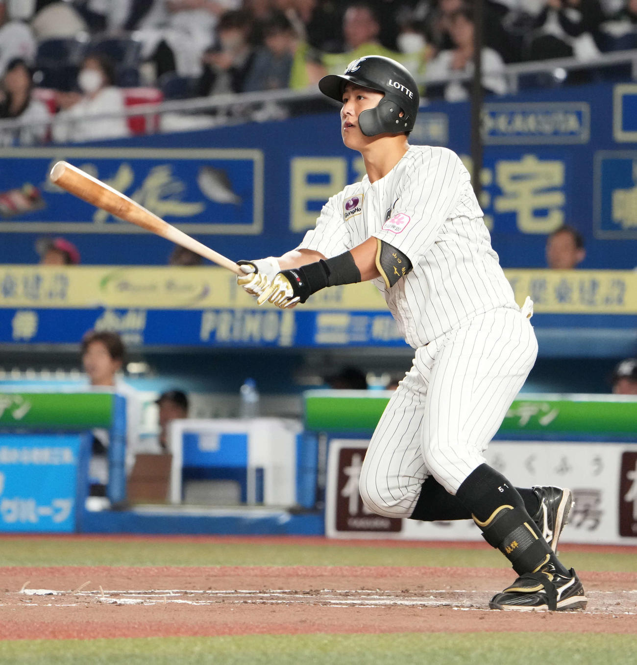 ロッテ対オリックス　7回裏ロッテ2死一、三塁、山口は左適時二塁打を放つ（撮影・小沢裕）