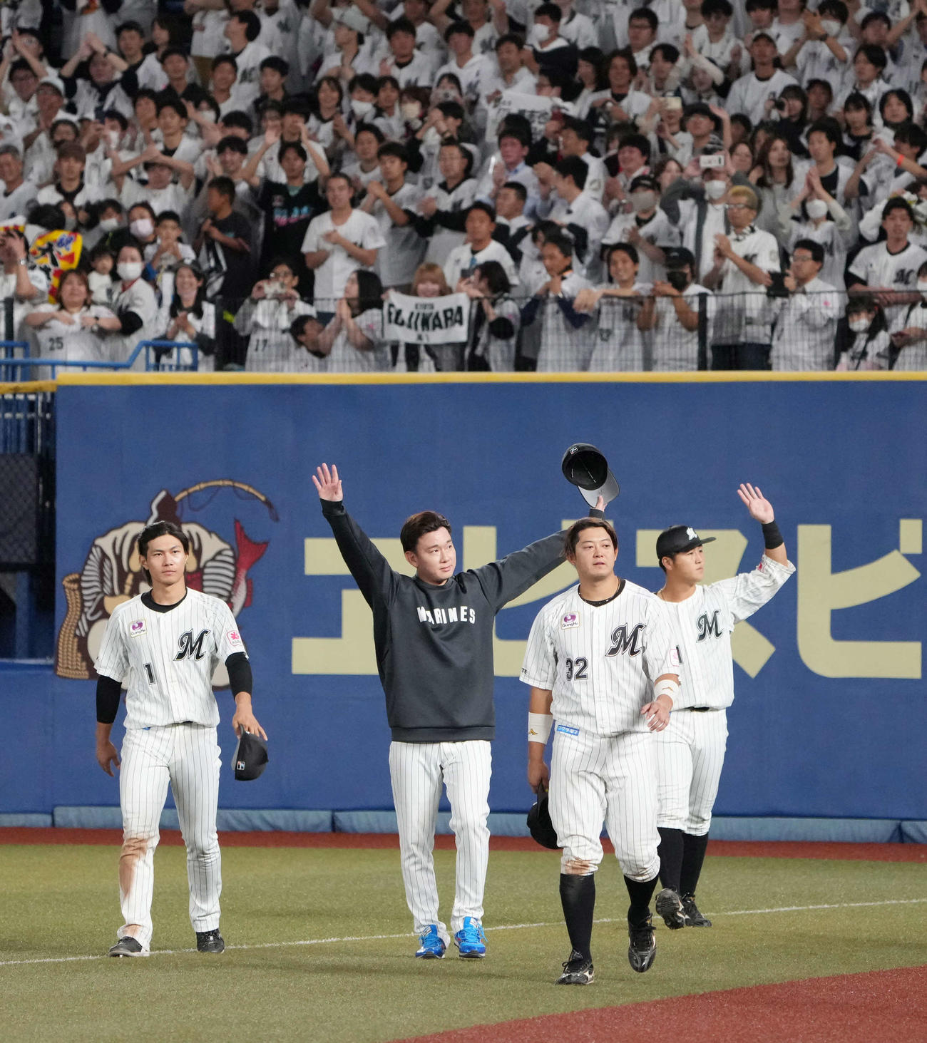 ロッテ対オリックス　ヒーローインタビューを終えファンの声援に応える、左からロッテ藤原、中村稔、佐藤都、山口（撮影・小沢裕）