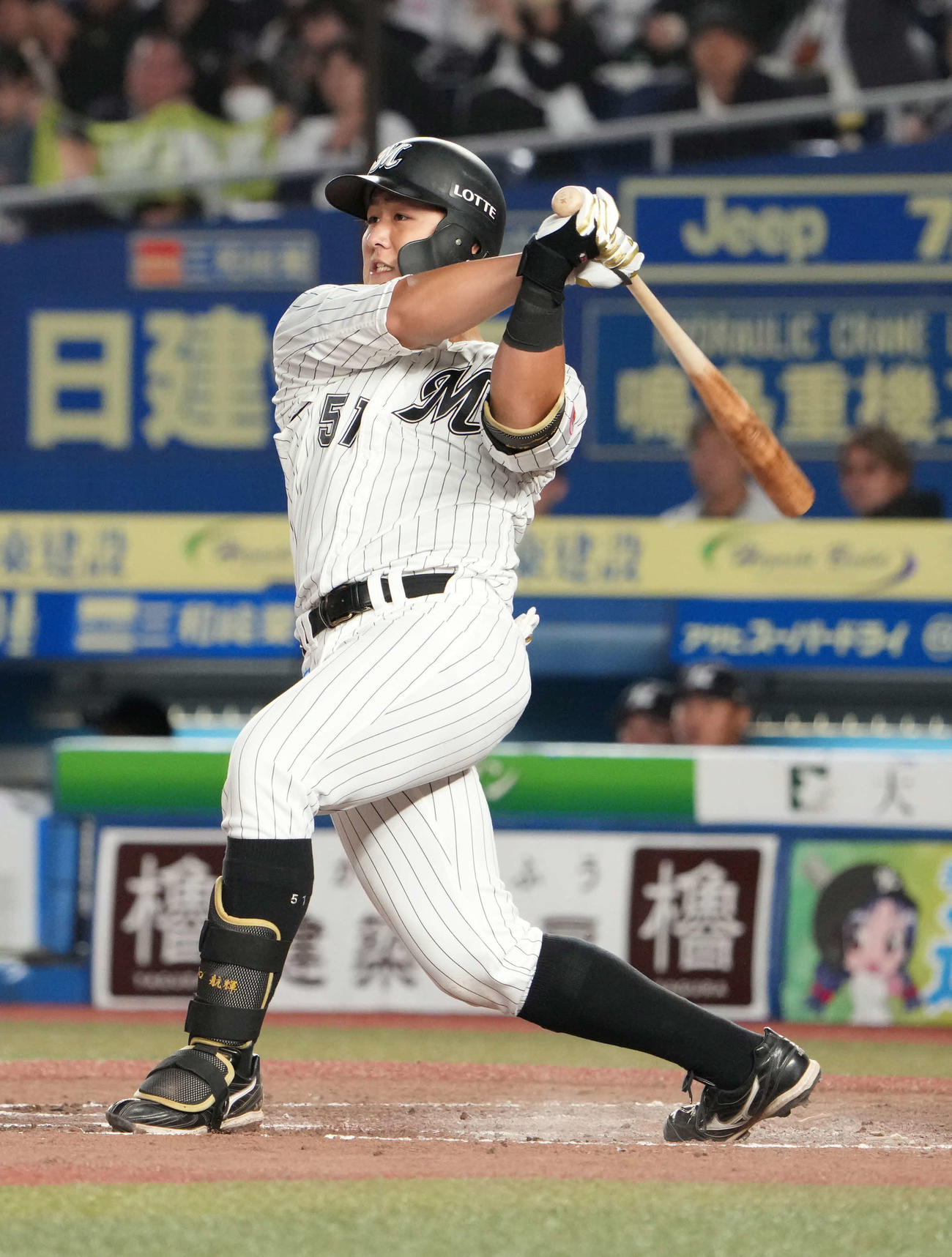ロッテ対オリックス　7回裏ロッテ2死一、三塁、山口は左適時二塁打を放つ（撮影・小沢裕）