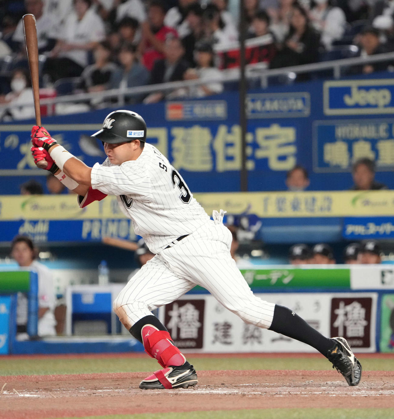 ロッテ対オリックス　4回裏ロッテ1死、佐藤都は中前打を放つ（撮影・小沢裕）