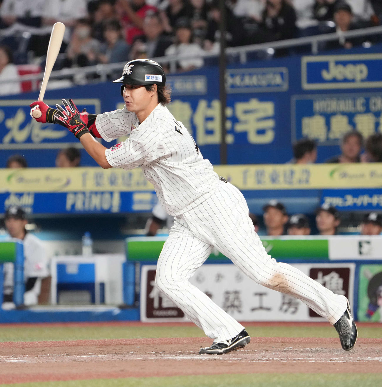 ロッテ対オリックス　4回裏ロッテ1死二、三塁、藤岡は左犠飛を放つ（撮影・小沢裕）