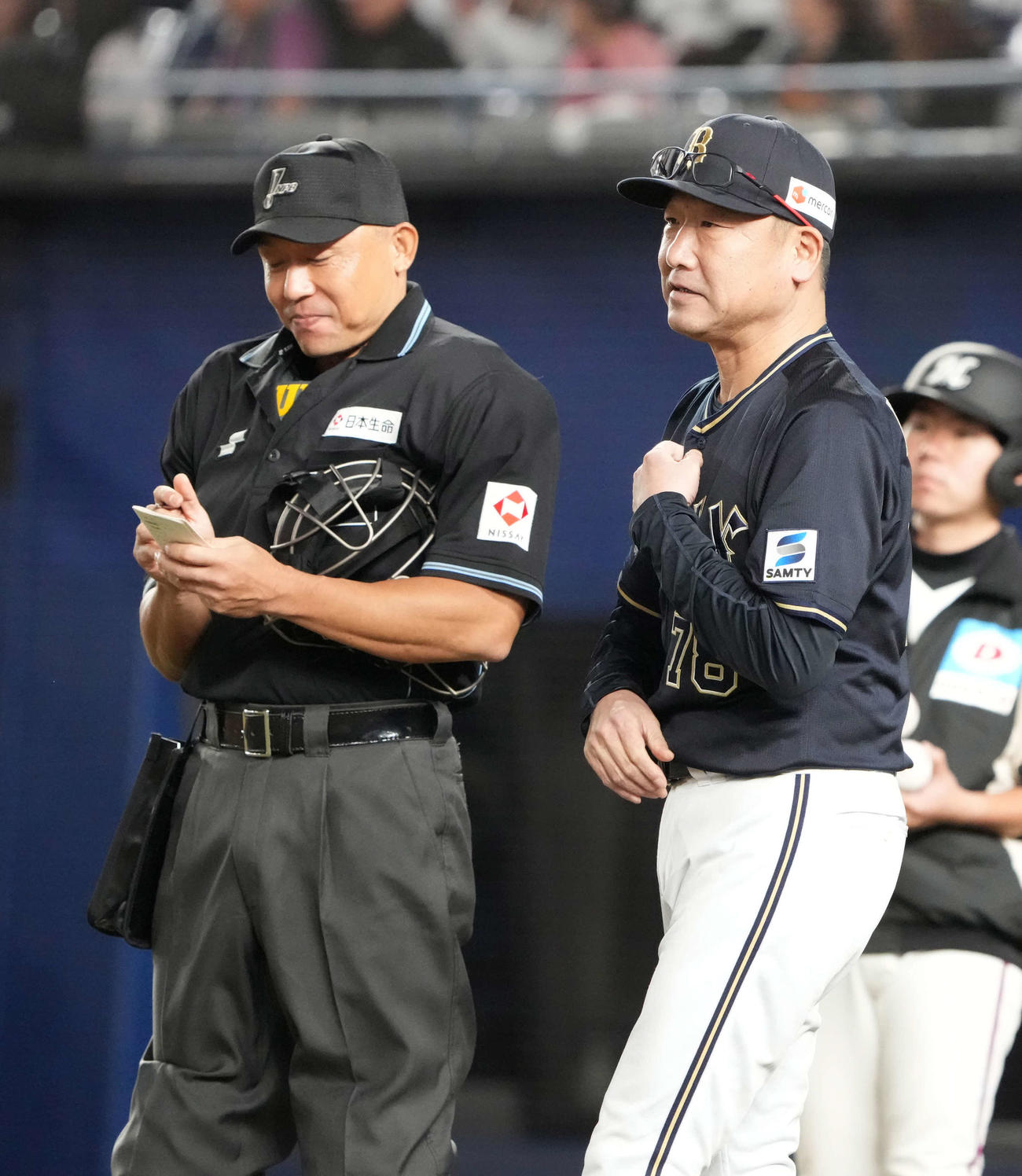 ロッテ対オリックス　球審に選手交代を告げるオリックス中嶋監督（撮影・小沢裕）