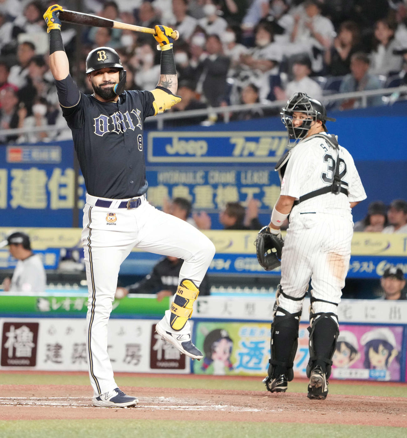 ロッテ対オリックス　6回表オリックス2死一、三塁、ゴンザレスは空振り三振に倒れ悔しそうな表情を見せる。右は佐藤都（撮影・小沢裕）