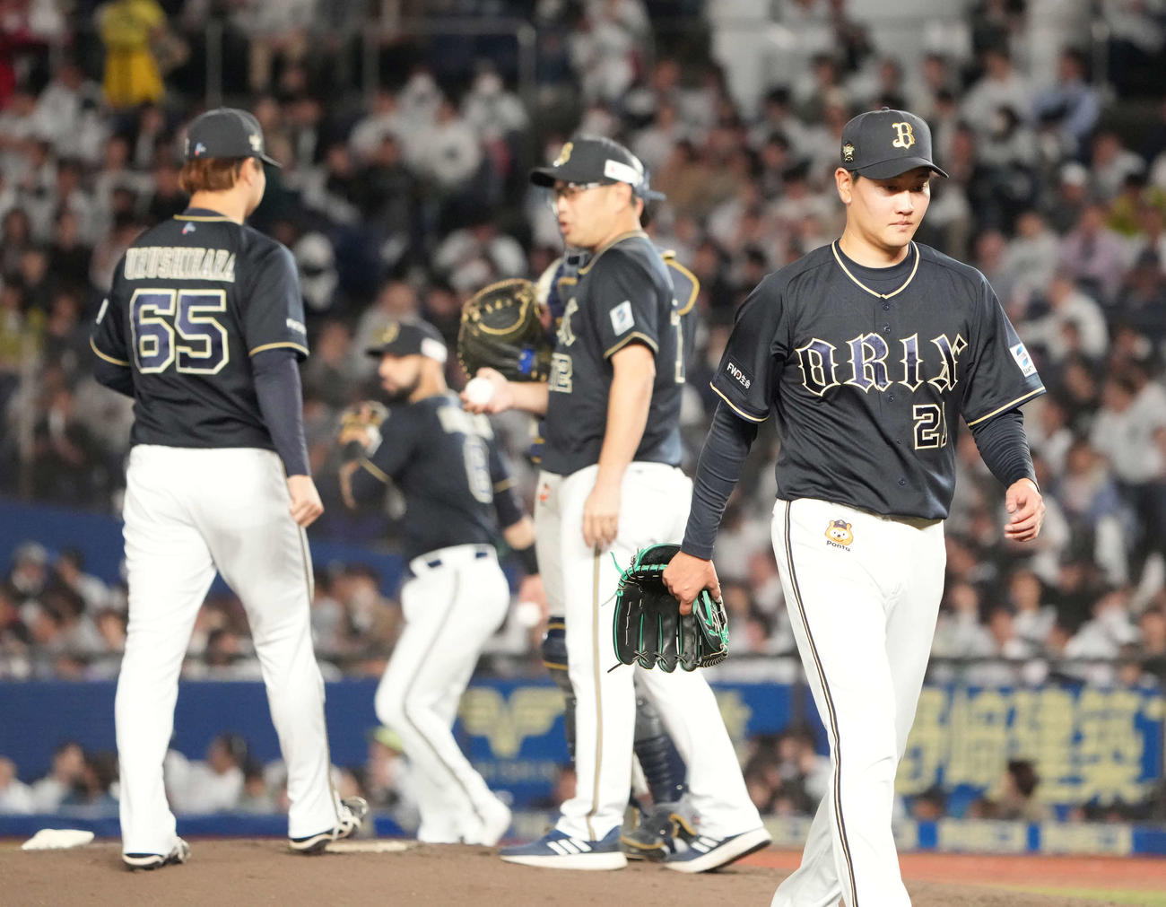 ロッテ対オリックス　4回裏ロッテ1死二、三塁、降板するオリックス先発の竹安（右）（撮影・小沢裕）
