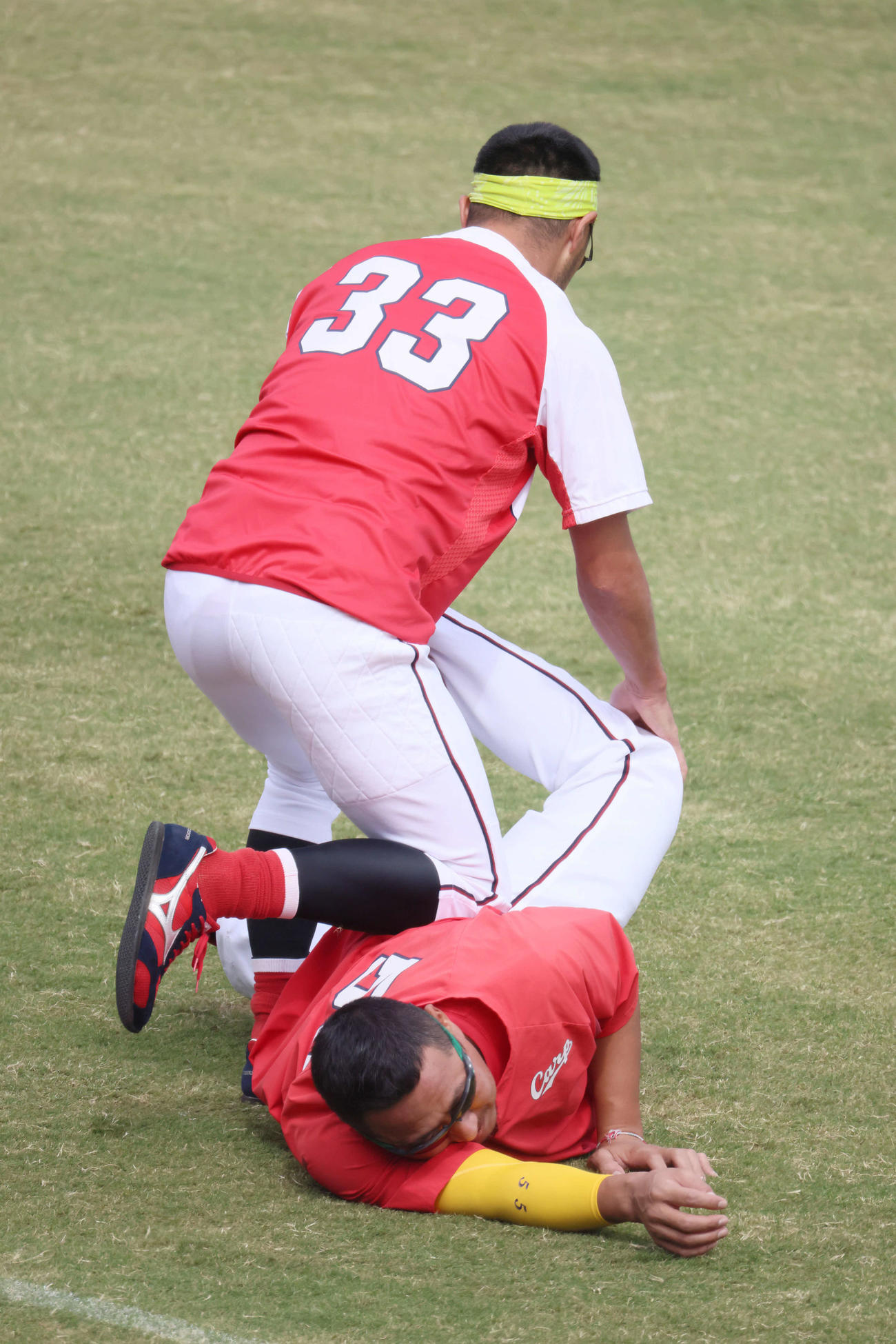 広島全体練習　練習前、松山の体をほぐす菊池（上）（撮影・加藤孝規）