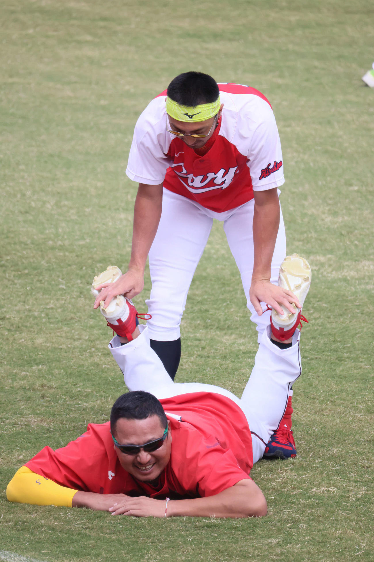広島全体練習　練習前、松山の体をほぐす菊池（上）（撮影・加藤孝規）