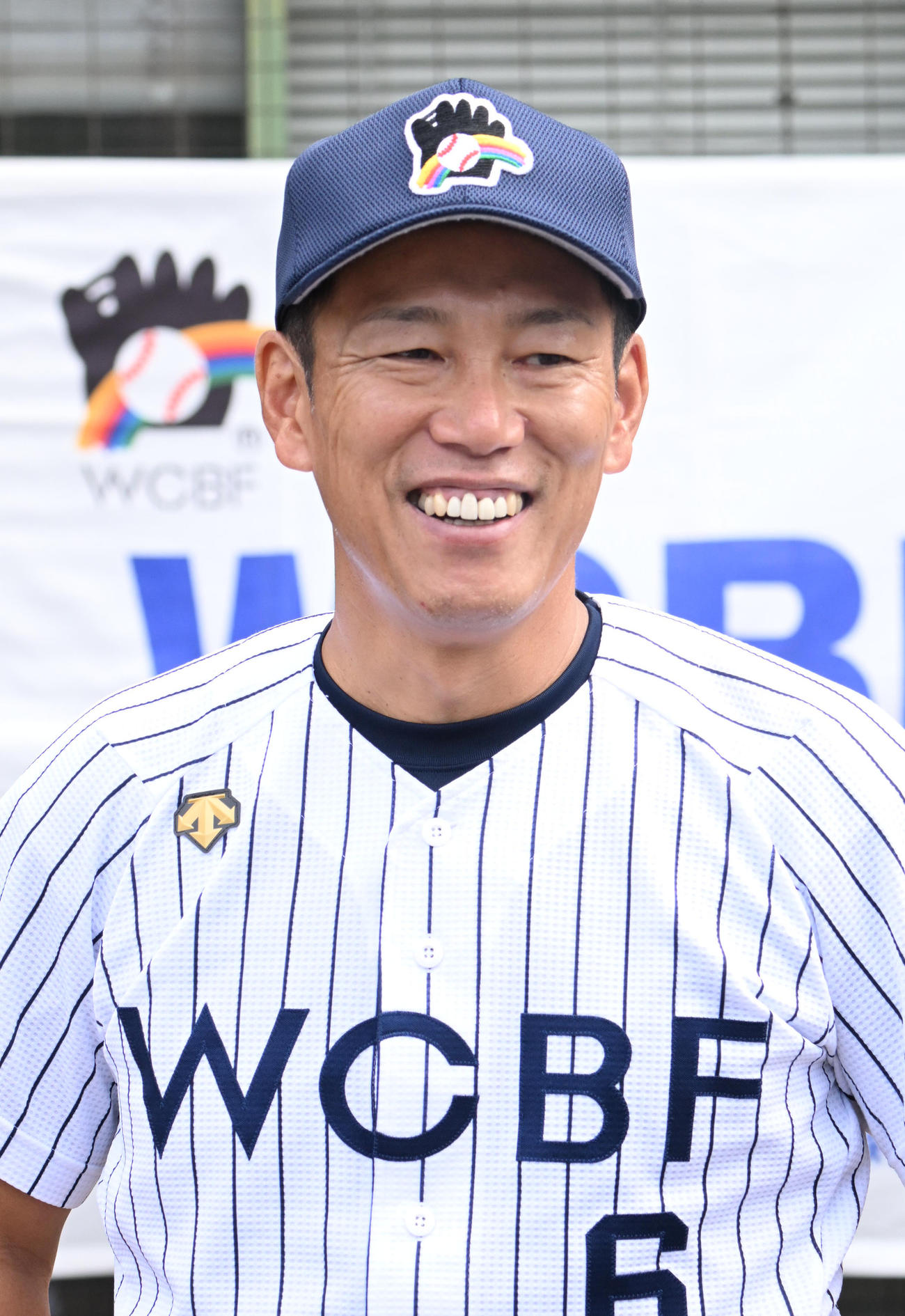 野球教室で笑顔を見せる井端日本代表新監督（撮影・和賀正仁）