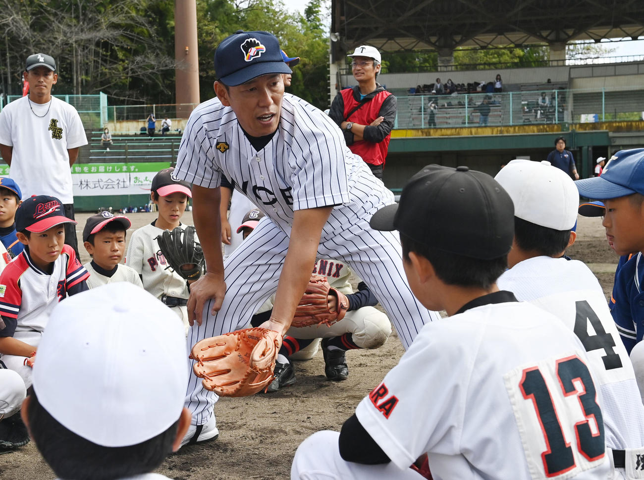 野球教室で指導する井端日本代表新監督（撮影・和賀正仁）
