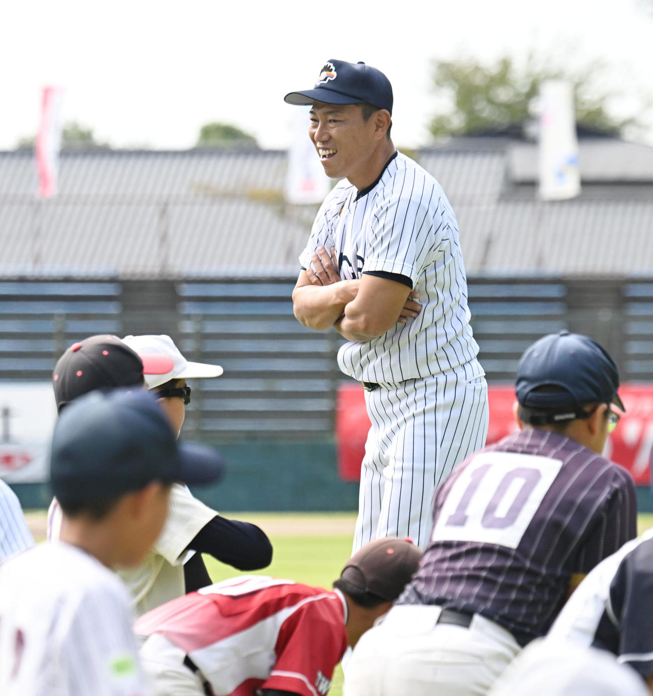 野球教室で指導する井端日本代表新監督（撮影・和賀正仁）