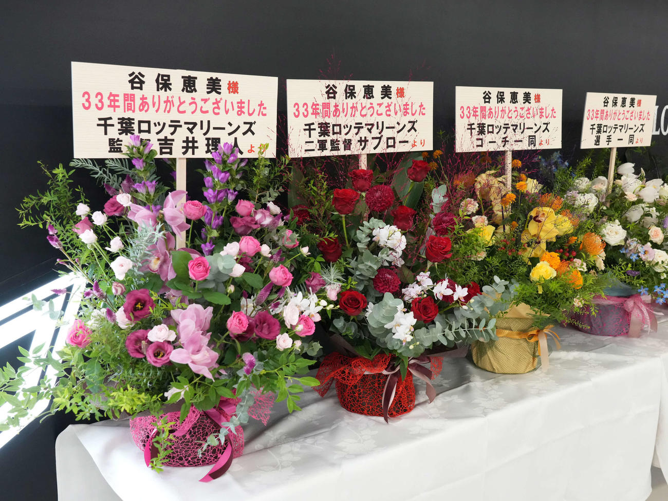 今季限りでの引退を発表したZOZOマリンスタジアムの場内アナウンス担当の谷保さんにはたくさんの花束が寄せられた（撮影・小沢裕）