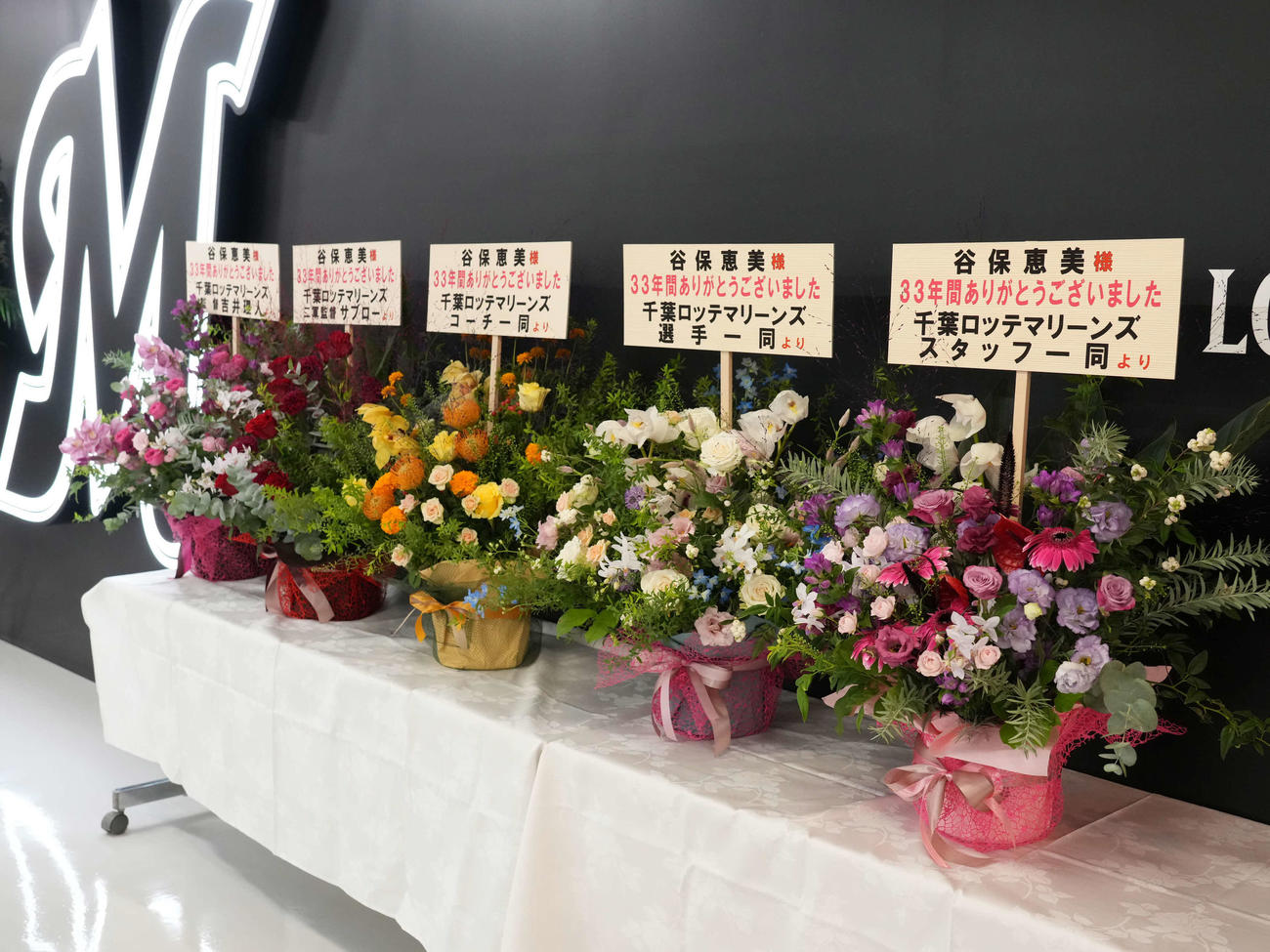 今季限りでの引退を発表したZOZOマリンスタジアムの場内アナウンス担当の谷保さんにはたくさんの花束が寄せられた（撮影・小沢裕）