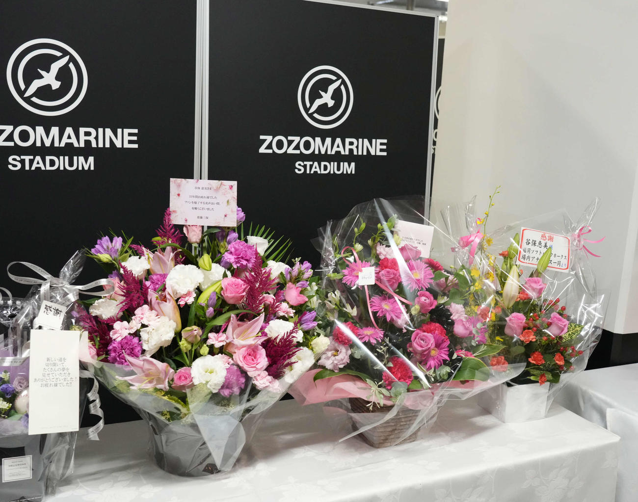 今季限りでの引退を発表したZOZOマリンスタジアムの場内アナウンス担当の谷保さんにはたくさんの花束が寄せられた（撮影・小沢裕）