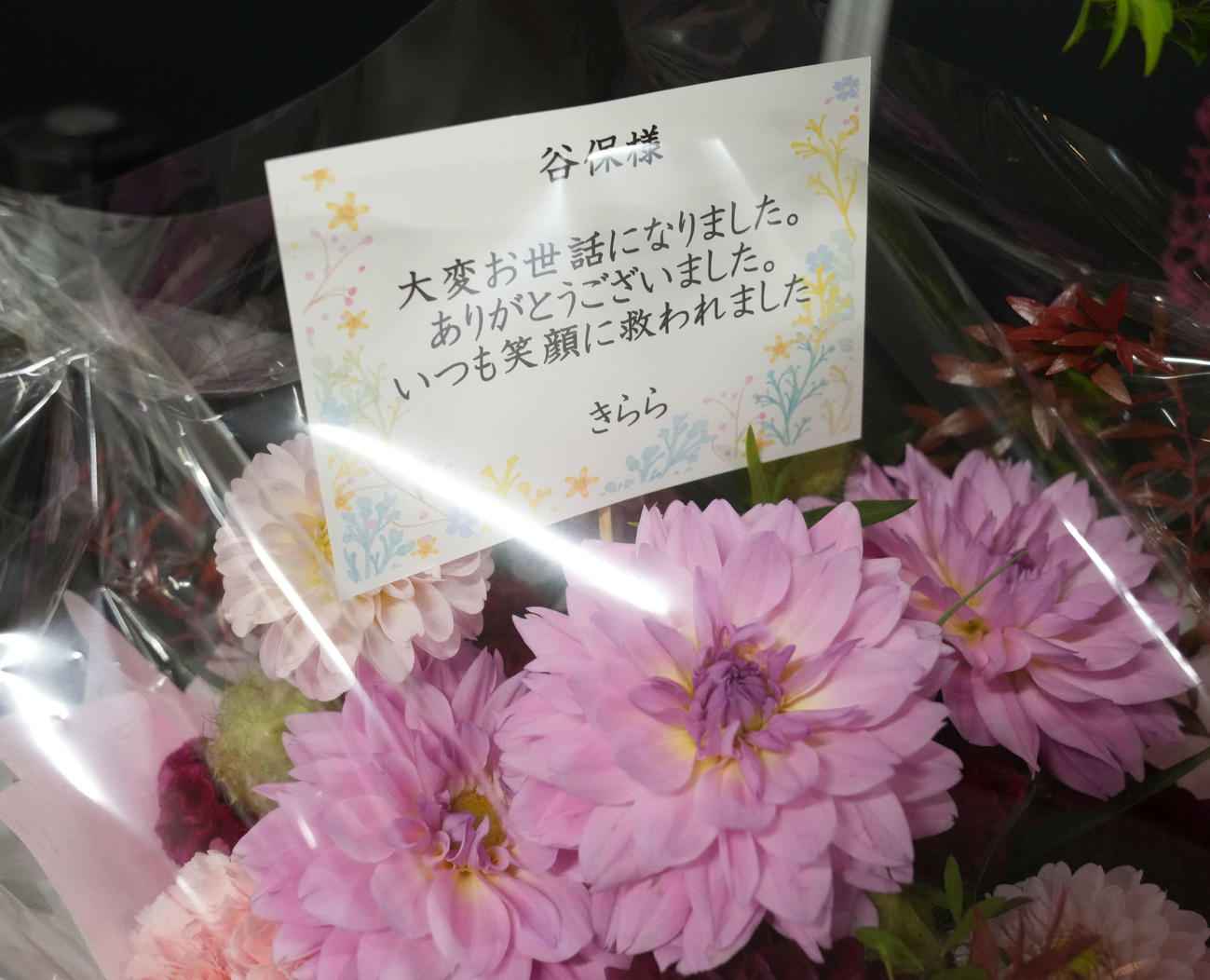 ロッテ対オリックス　今季限りでの引退を発表したZOZOマリンスタジアム場内アナウンス担当の谷保さんにはたくさんの花束が寄せられた（撮影・小沢裕）