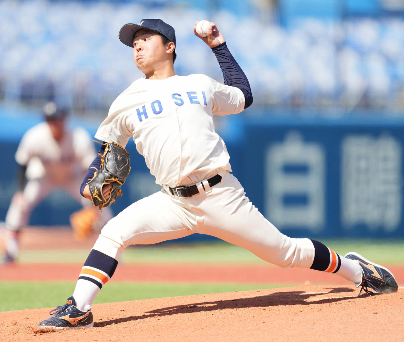 東大対法大　2回表から2番手で登板した法大・吉鶴（撮影・鈴木みどり）