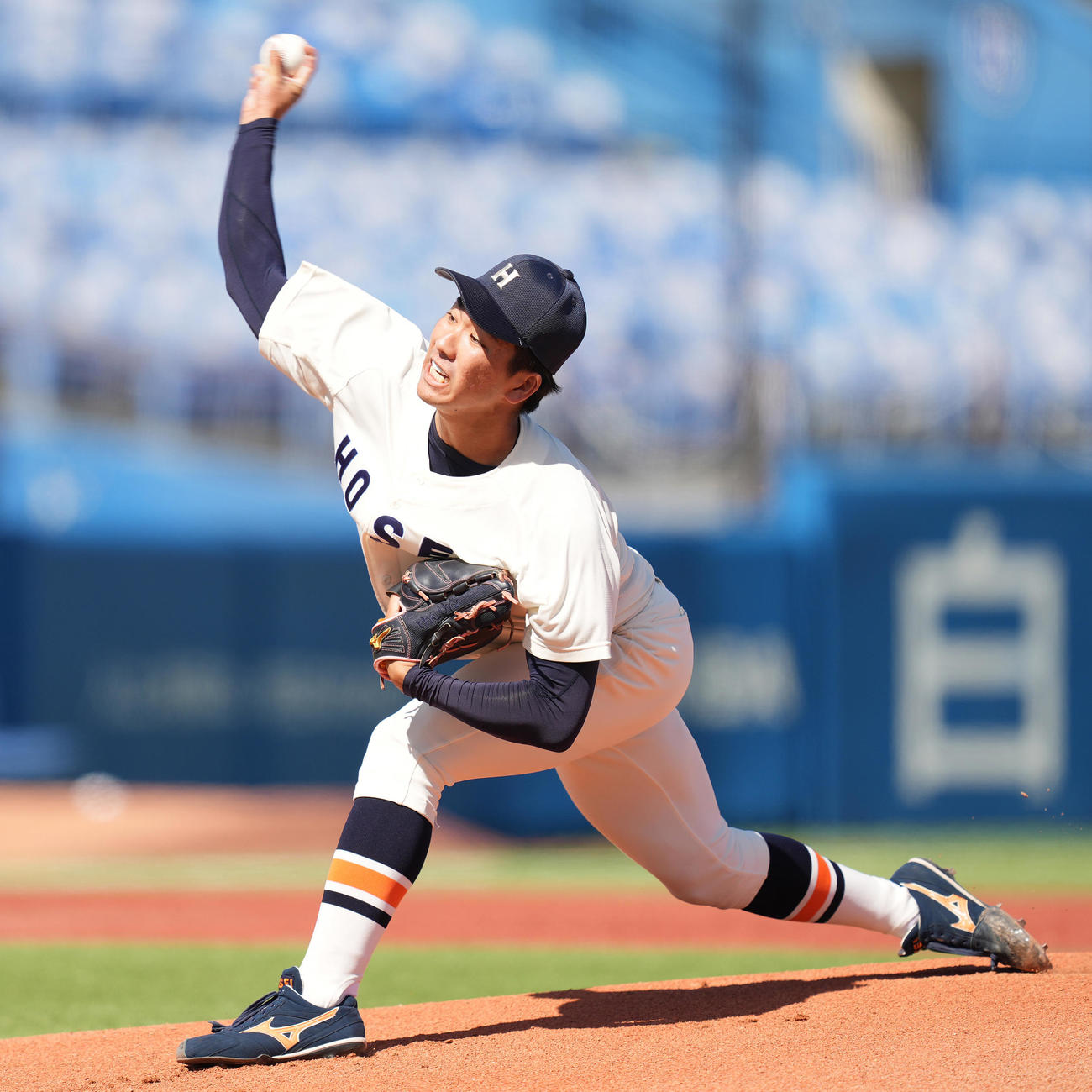 東大対法大　先発し力投する法大・篠木（撮影・鈴木みどり）