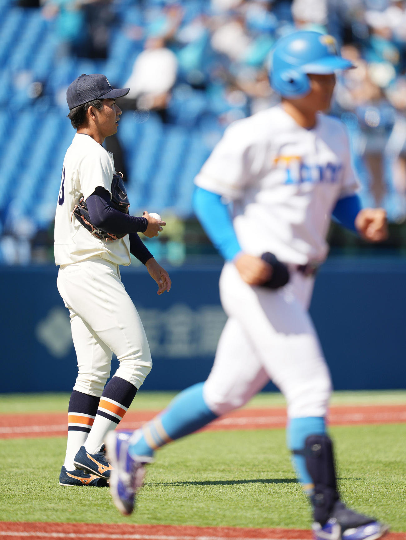 東大対法大　1回表東大2死満塁、山口真に押し出し四球を与え、先制を許した篠木（撮影・鈴木みどり）