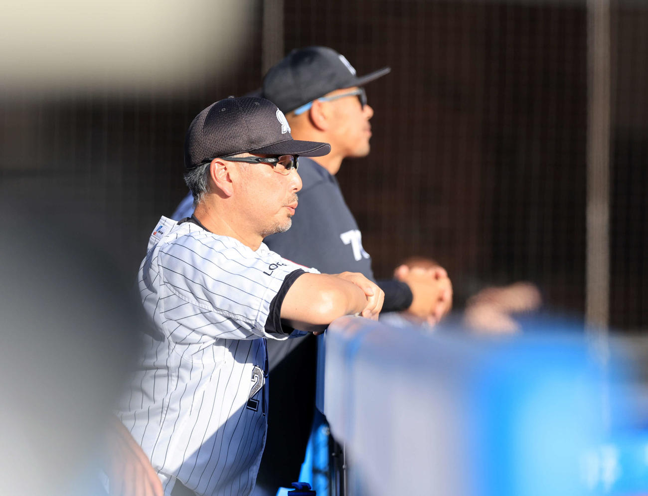 ロッテ対オリックス　厳しい表情で試合を見つめるロッテ吉井監督（撮影・浅見桂子）