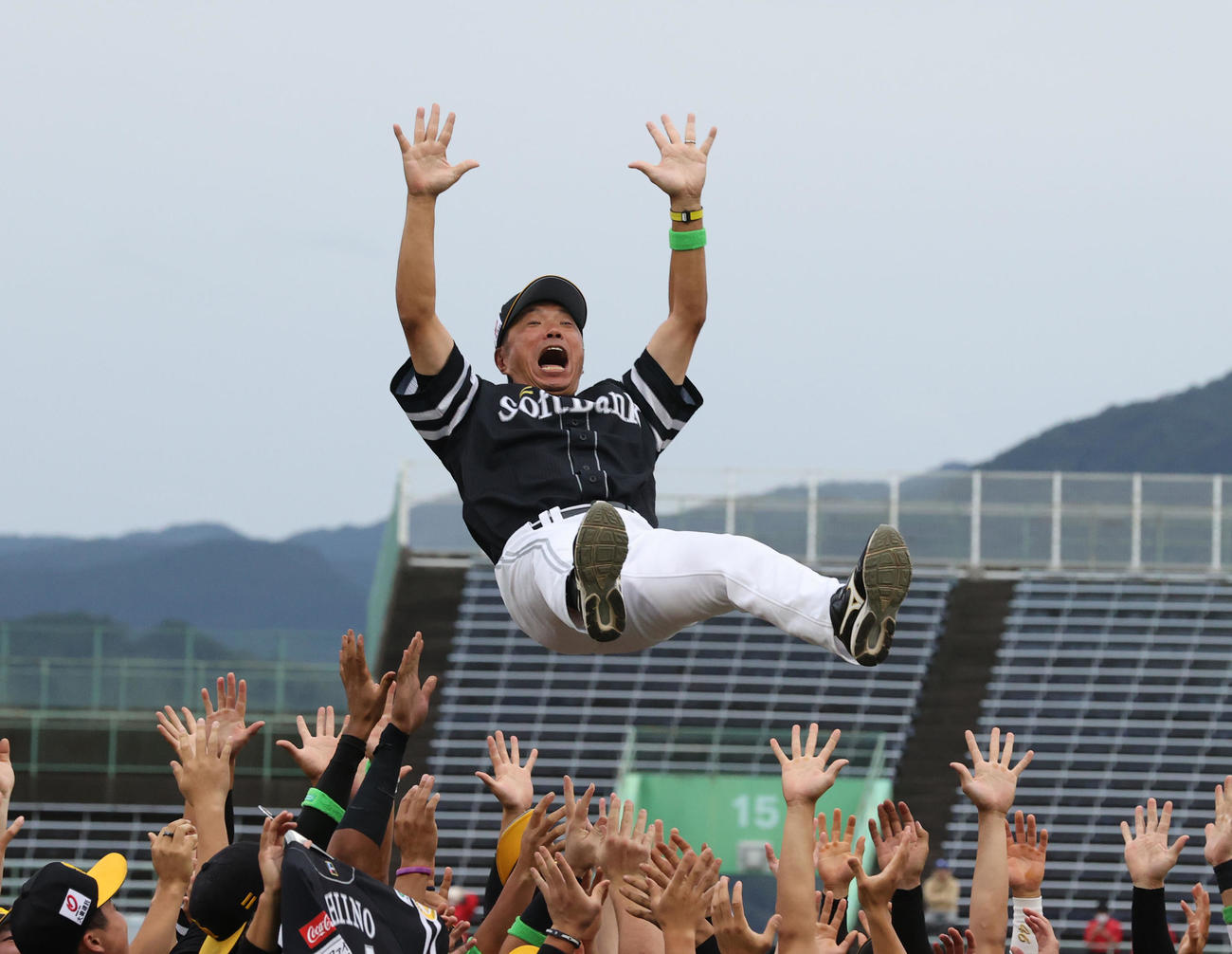 巨人対ソフトバンク　ファーム選手権を制し胴上げをされる小久保2軍監督（撮影・梅根麻紀）