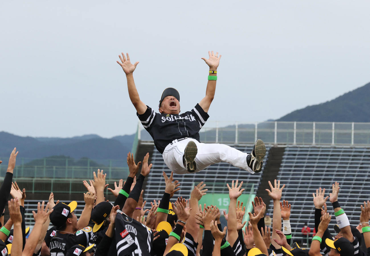 巨人対ソフトバンク　ファーム選手権を制し胴上げをされる小久保2軍監督（撮影・梅根麻紀）