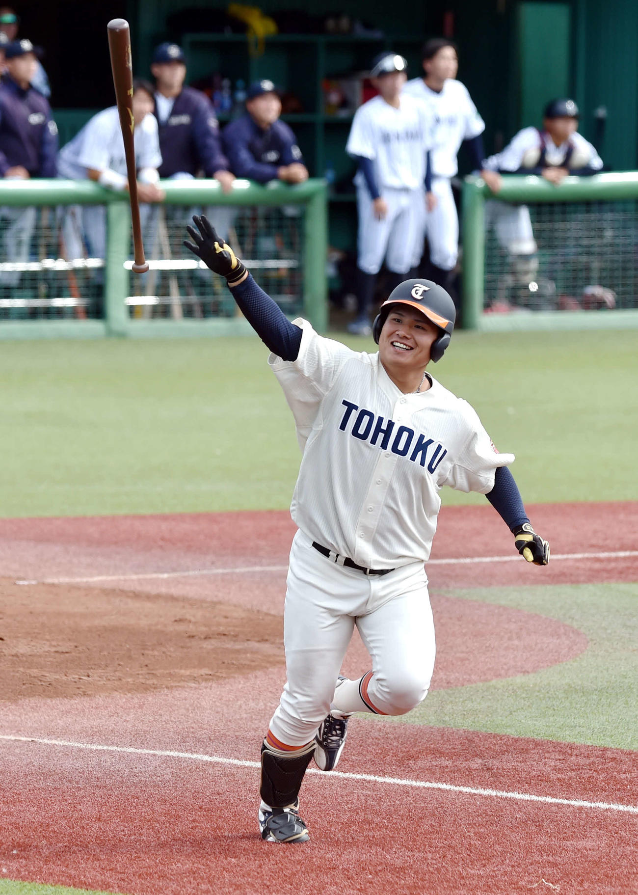仙台大対東北福祉大　3回裏東北福祉大無死、右越え本塁打を放ち、バットを離す竹中（撮影・相沢孔志）