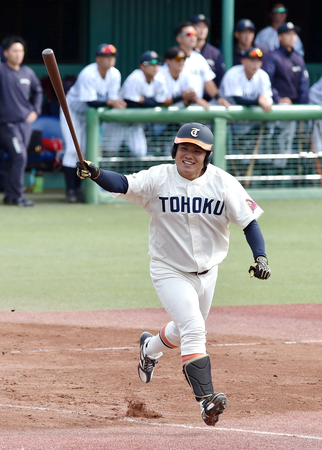 仙台大対東北福祉大　3回裏東北福祉大無死、右越え本塁打を放ち、一塁に向かう竹中（撮影・相沢孔志）