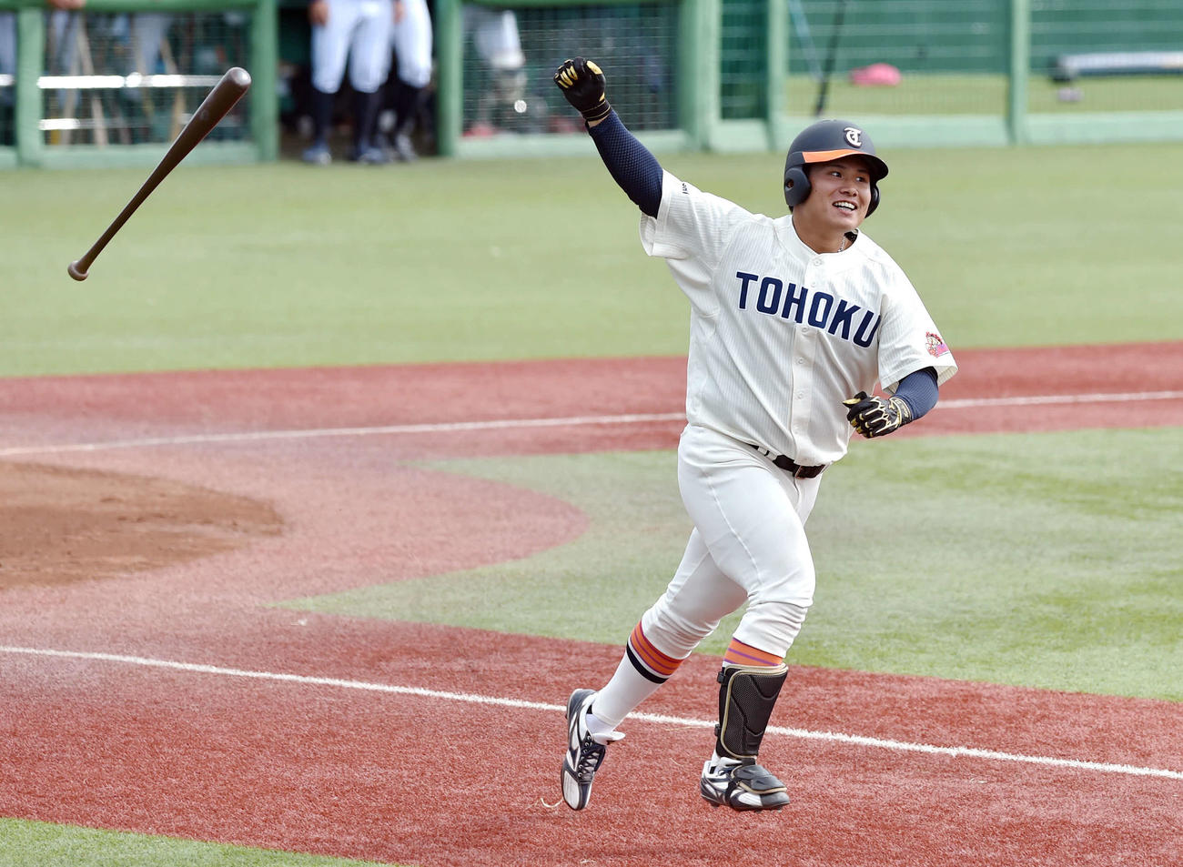 仙台大対東北福祉大　3回裏東北福祉大無死、右越え本塁打を放ち、ガッツポーズを見せる竹中（撮影・相沢孔志）