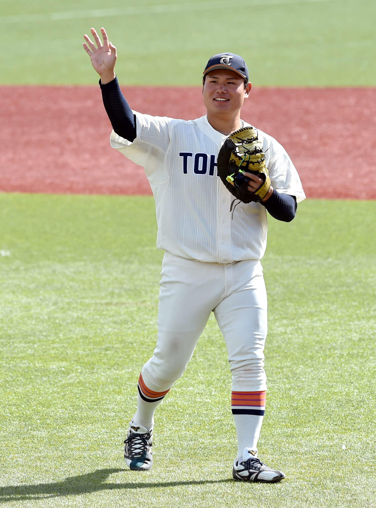 仙台大対東北福祉大　4回、本塁打を祝福する応援に手を挙げる東北福祉大・竹中（撮影・相沢孔志）