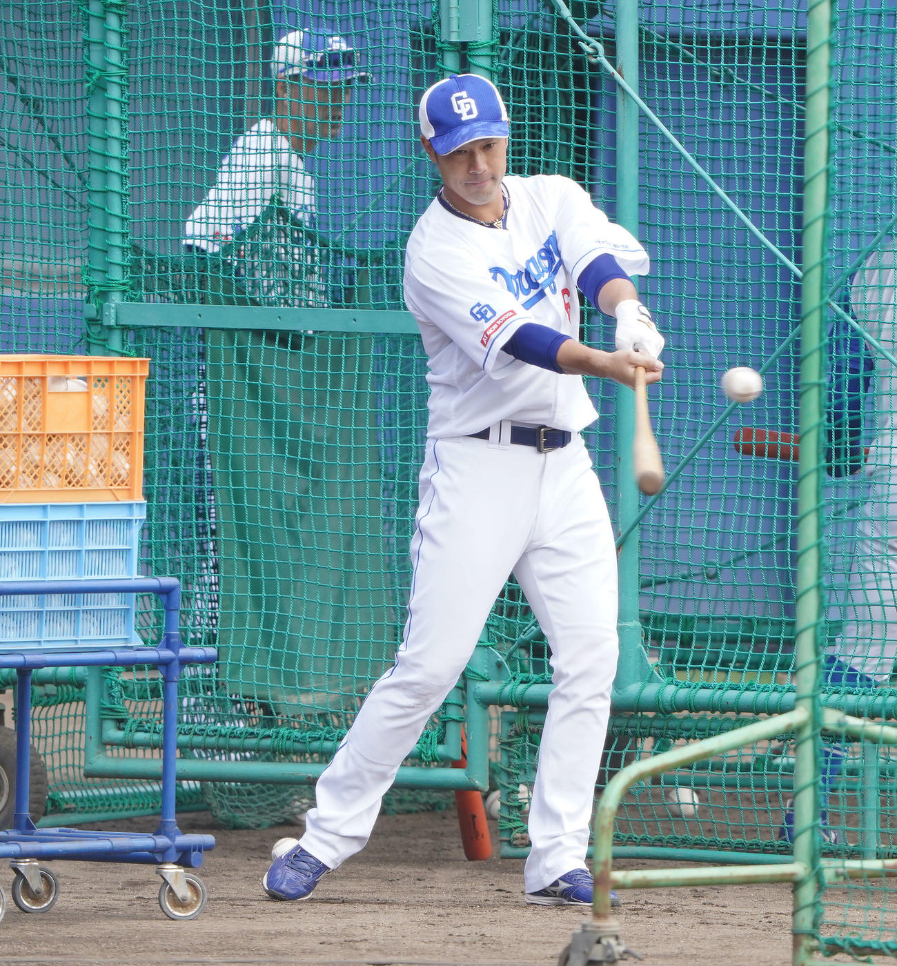 ノックをする堂上内野守備走塁コーチ（撮影・森本幸一）