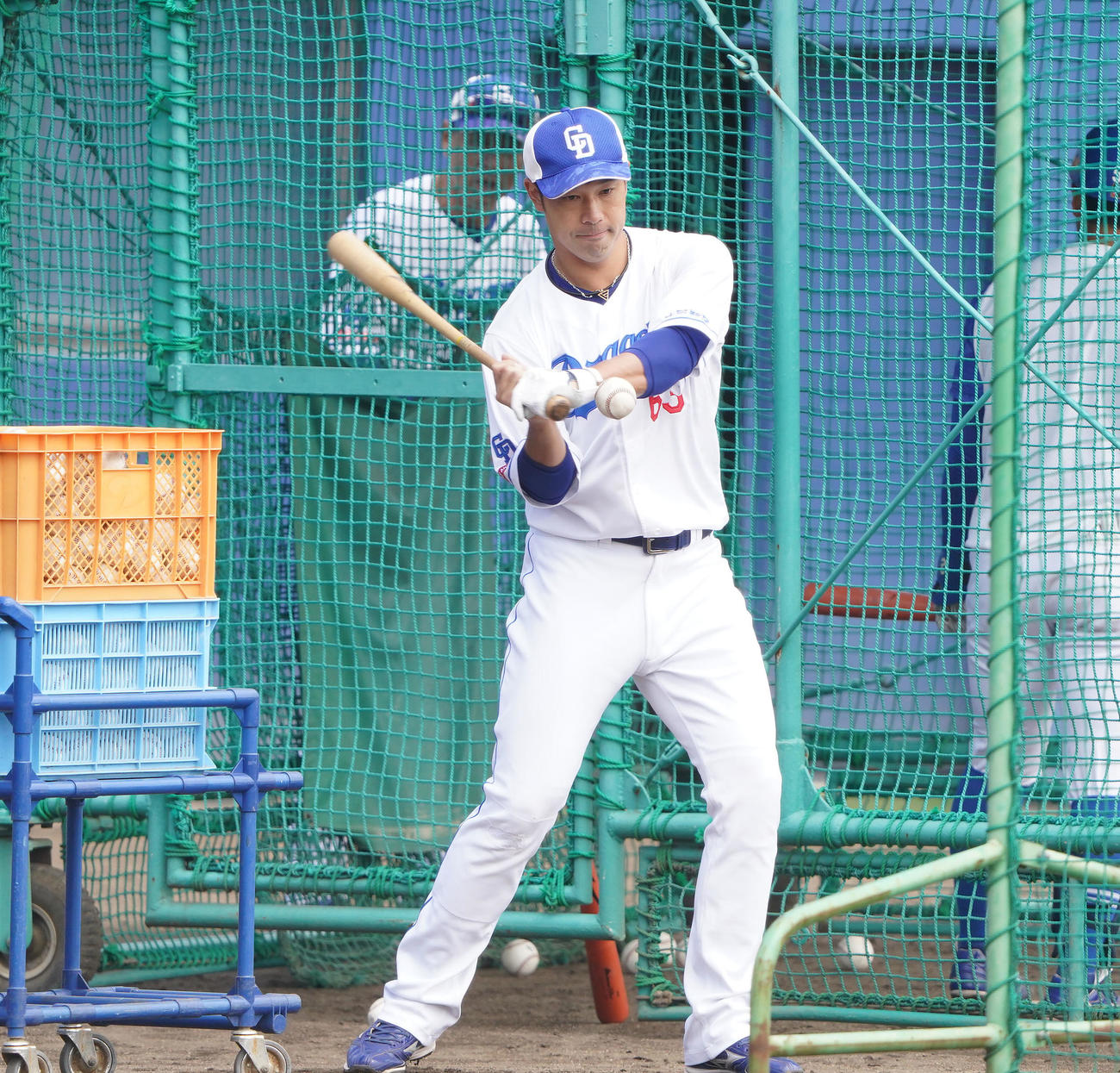 ノックをする堂上内野守備走塁コーチ（撮影・森本幸一）