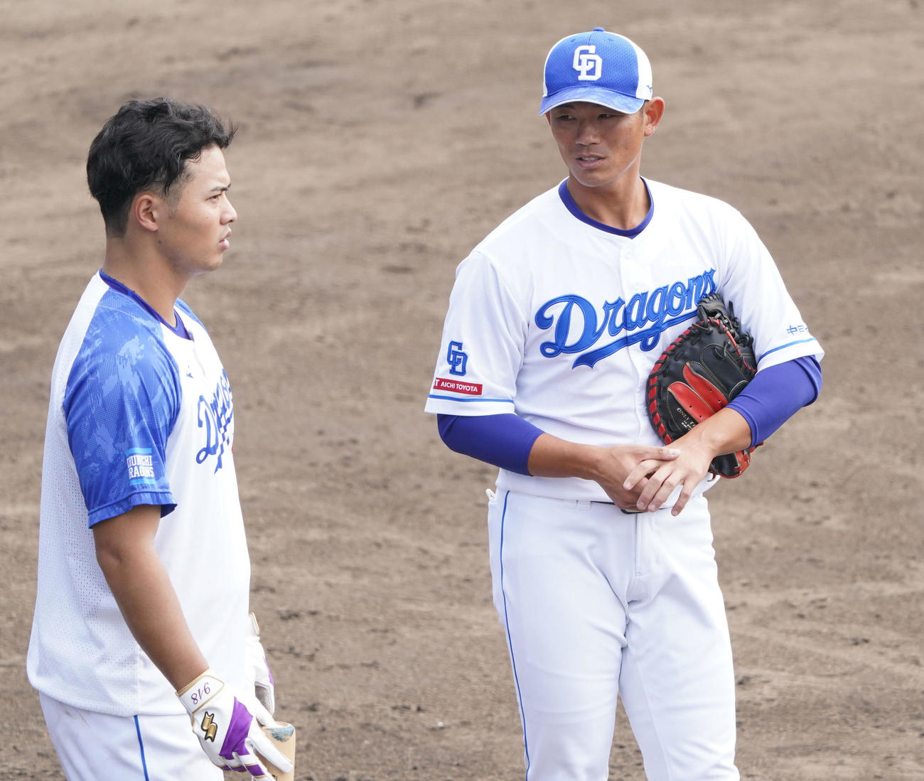 石橋康と言葉を交わす大野奨バッテリーコーチ（右）（撮影・森本幸一）