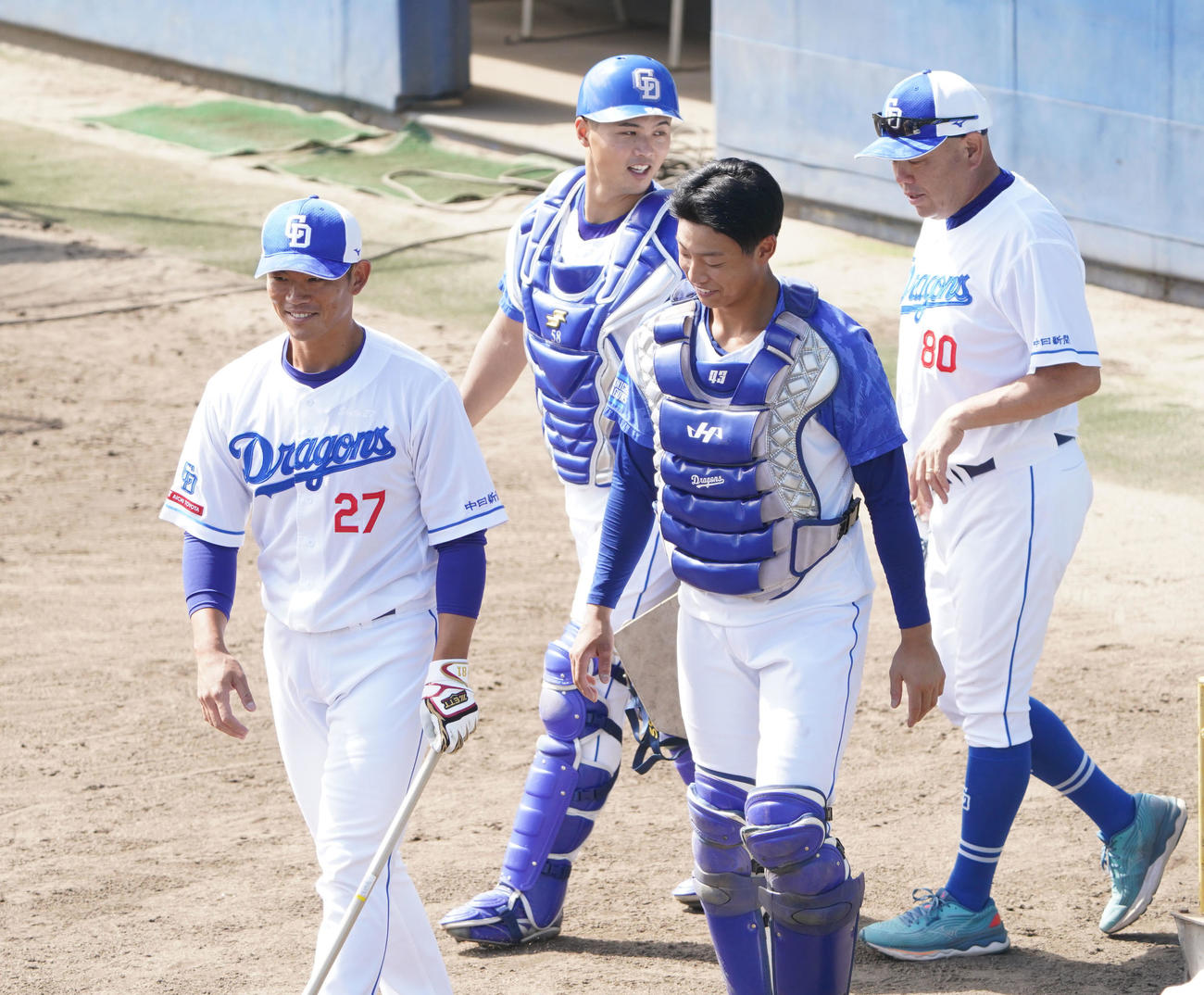 捕手陣にアドバイスをする大野奨バッテリーコーチ（左）（撮影・森本幸一）