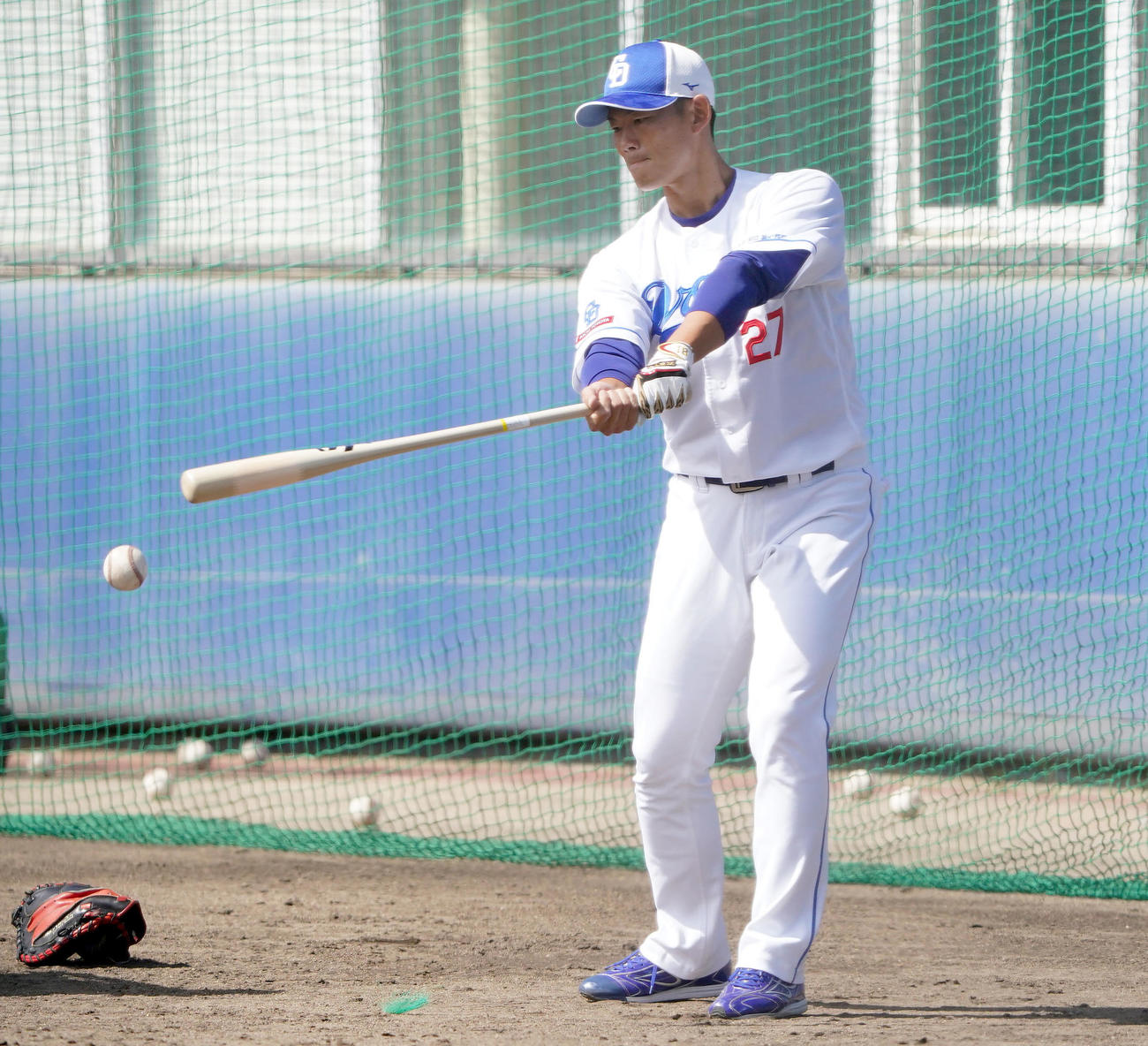 捕手陣にノックをする大野奨バッテリーコーチ（撮影・森本幸一）