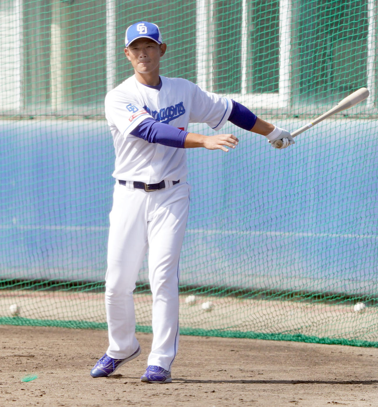 捕手陣にノックをする大野奨バッテリーコーチ（撮影・森本幸一）
