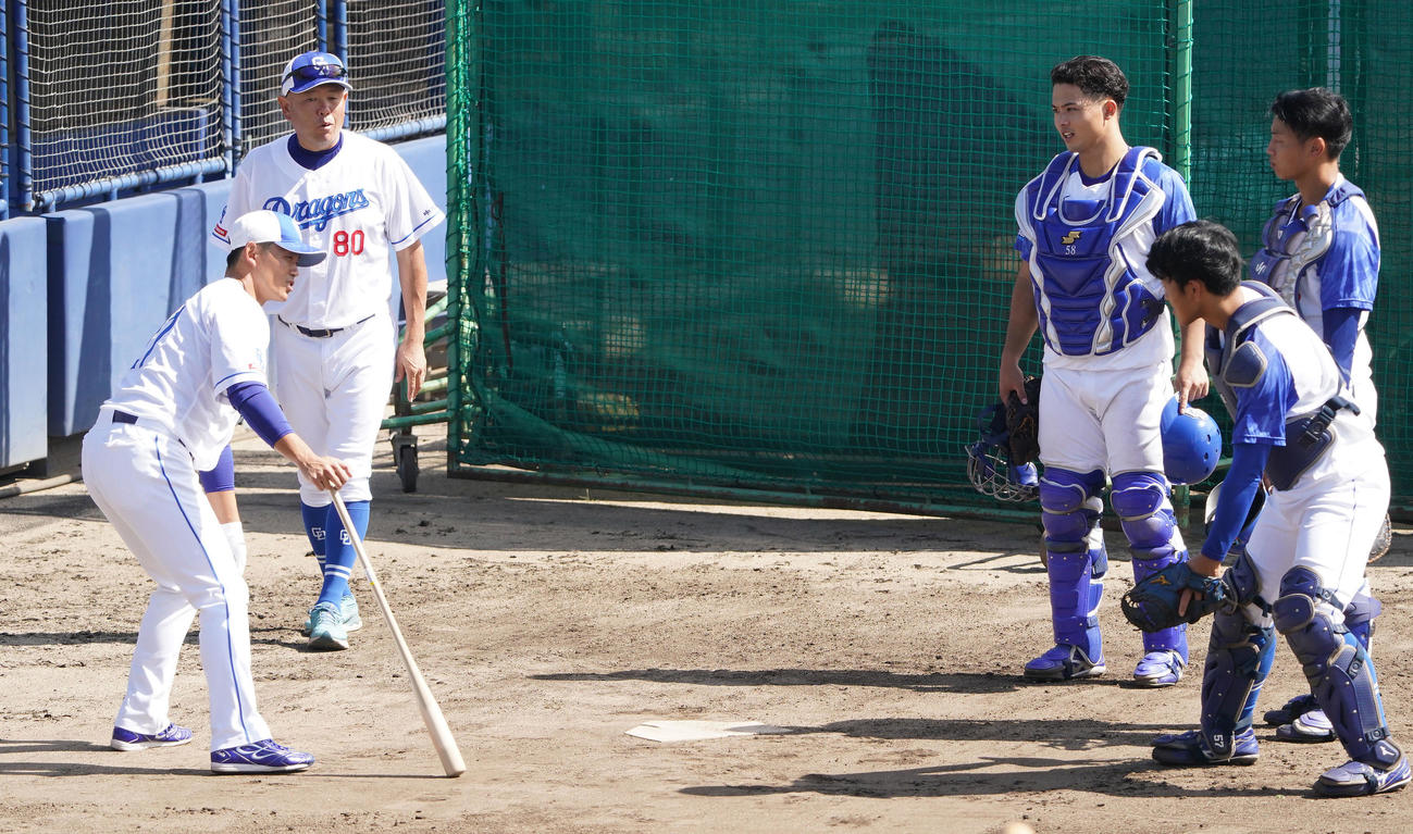 捕手陣にアドバイスをする大野奨バッテリーコーチ（左）（撮影・森本幸一）