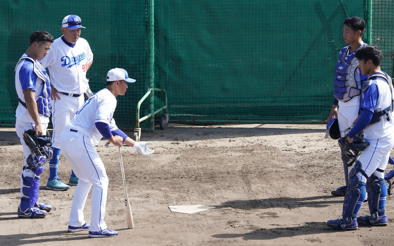 捕手陣にアドバイスをする大野奨バッテリーコーチ（左から3人目）（撮影・森本幸一）
