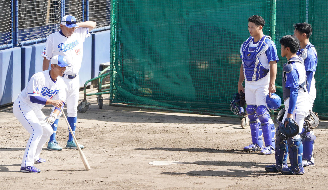 捕手陣にアドバイスをする大野奨バッテリーコーチ（左）（撮影・森本幸一）